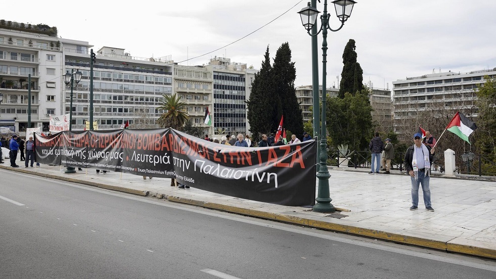 الشرطة اليونانية تستخدم قنابل الغاز ضد متظاهرين متضامنين مع فلسطين في أثينا (فيديو)