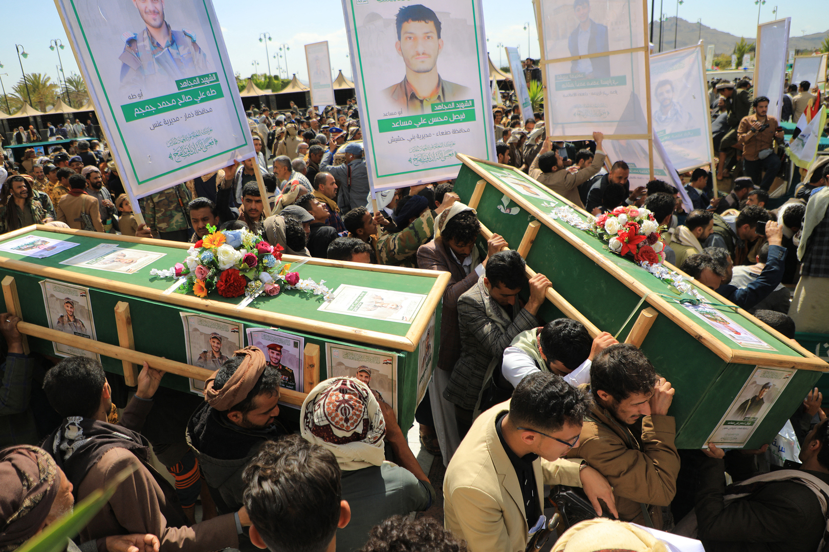 الحوثيون يشيعون جثمان 17 مقاتلا في صفوفهم قضوا بقصف أمريكي بريطاني على اليمن (صور)