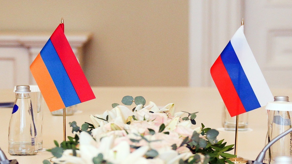 علم روسيا وأرمينيا