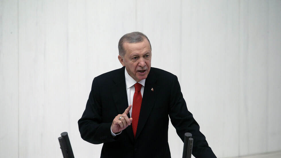 أردوغان يتهم المعارضة التركية بمحاولة جر أنقرة إلى الصراع الأوكراني
