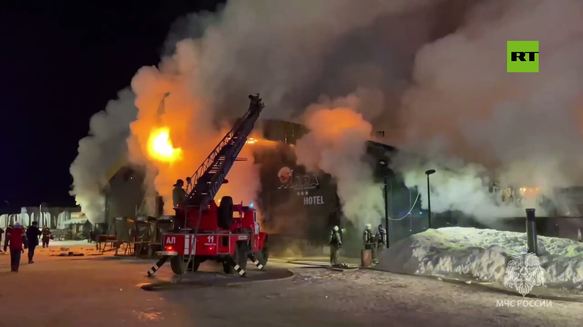 بالفيديو.. فرق الطوارئ تكافح حريقا كبيرا في مجمع فنادق بمدينة تولياتي الروسية