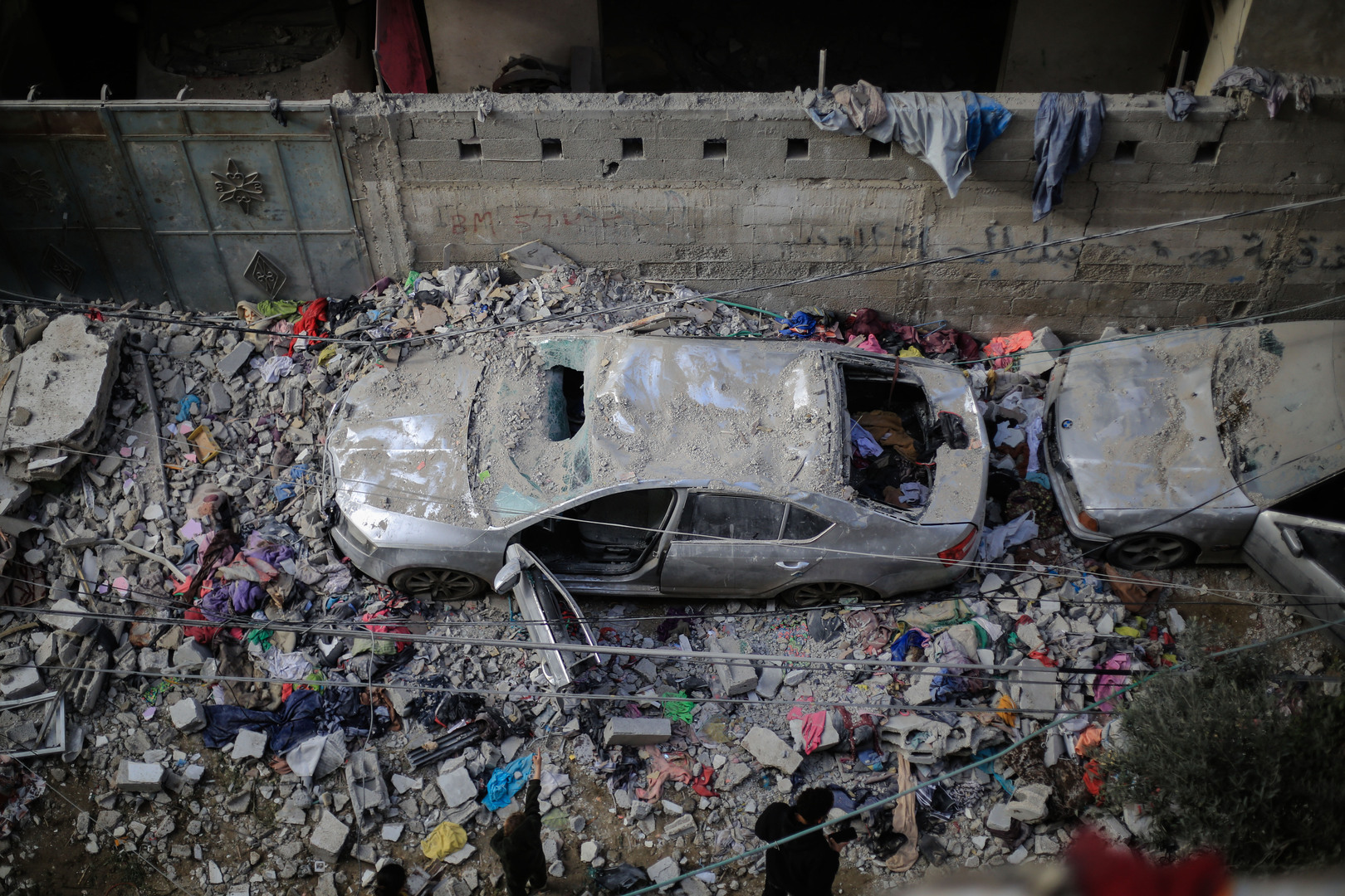 مراسلنا: مقتل 25 فلسطينيا بقصف منزل يؤوي نازحين شرق رفح