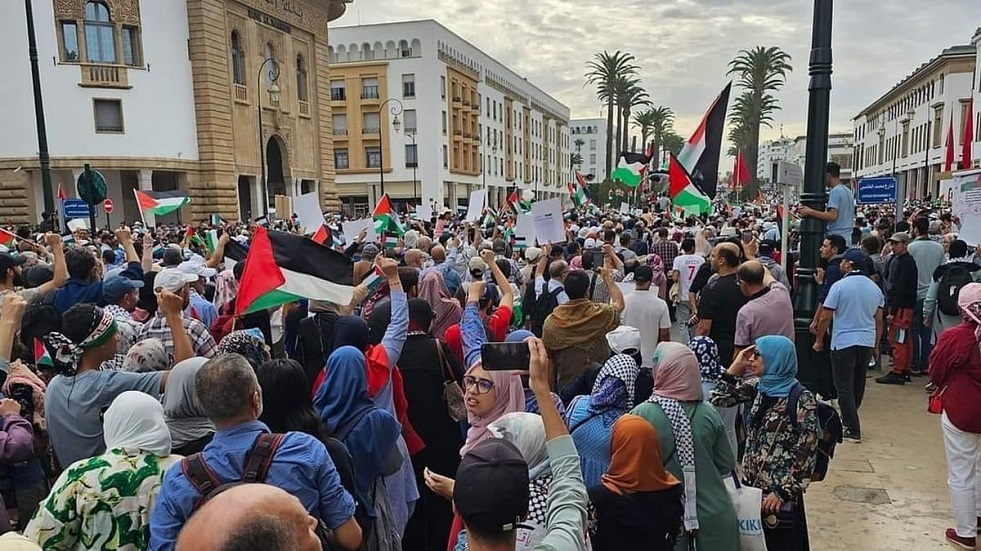 آلاف المغاربة يتظاهرون بالعاصمة الرباط تضامنا مع قطاع غزة وضد التطبيع مع إسرائيل (فيديو)