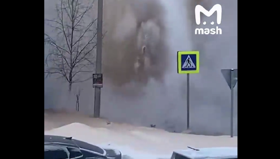 بالفيديو.. نافورة ماء ساخن تنبثق وسط الصقيع في مدينة إيفانوفو الروسية