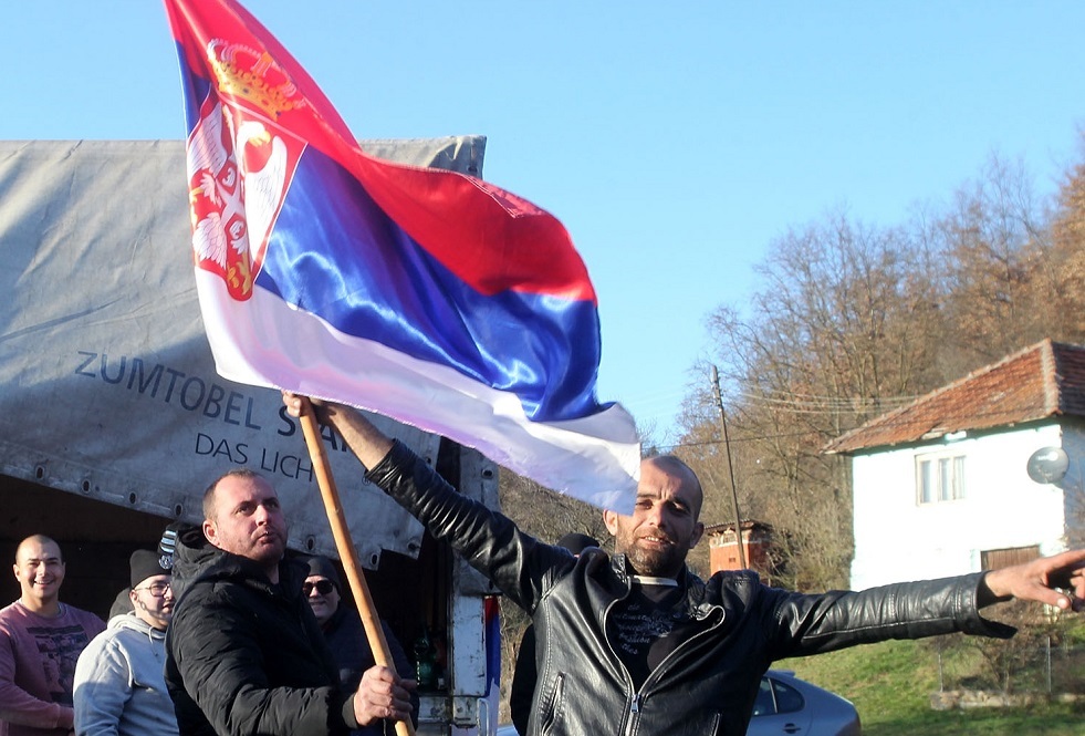 صرب كوسوفو يحتجون على إلغاء التداول بالدينار