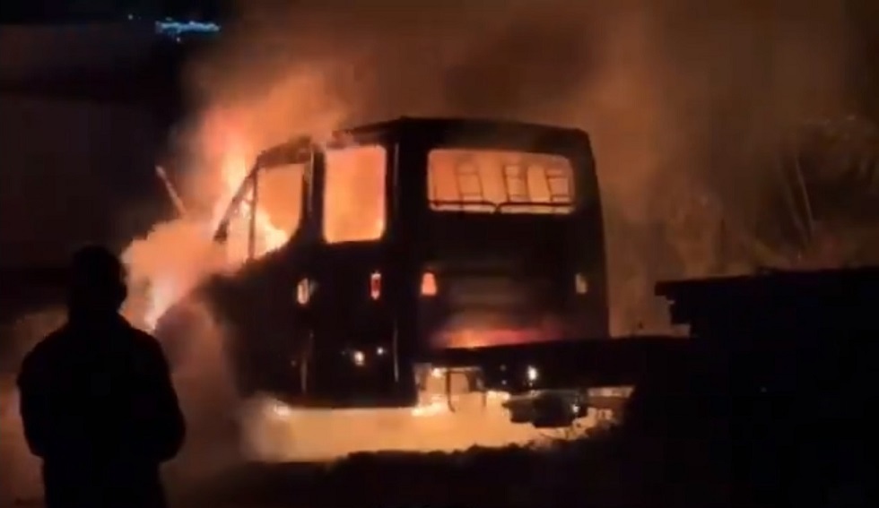 مراسل RT: مستوطنون يهاجمون منازل في بلدة حوارة جنوب نابلس ويحرقون عدة مركبات (صور + فيديو)