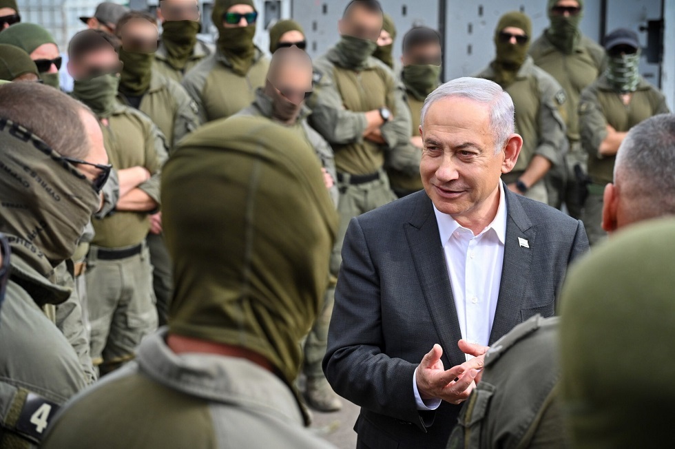 المتحدث باسم نتنياهو يستشيط غضبا من تدوينة صحفي إسرائيلي وجه انتقادا لاذعا لرئيس الوزراء الإسرائيلي