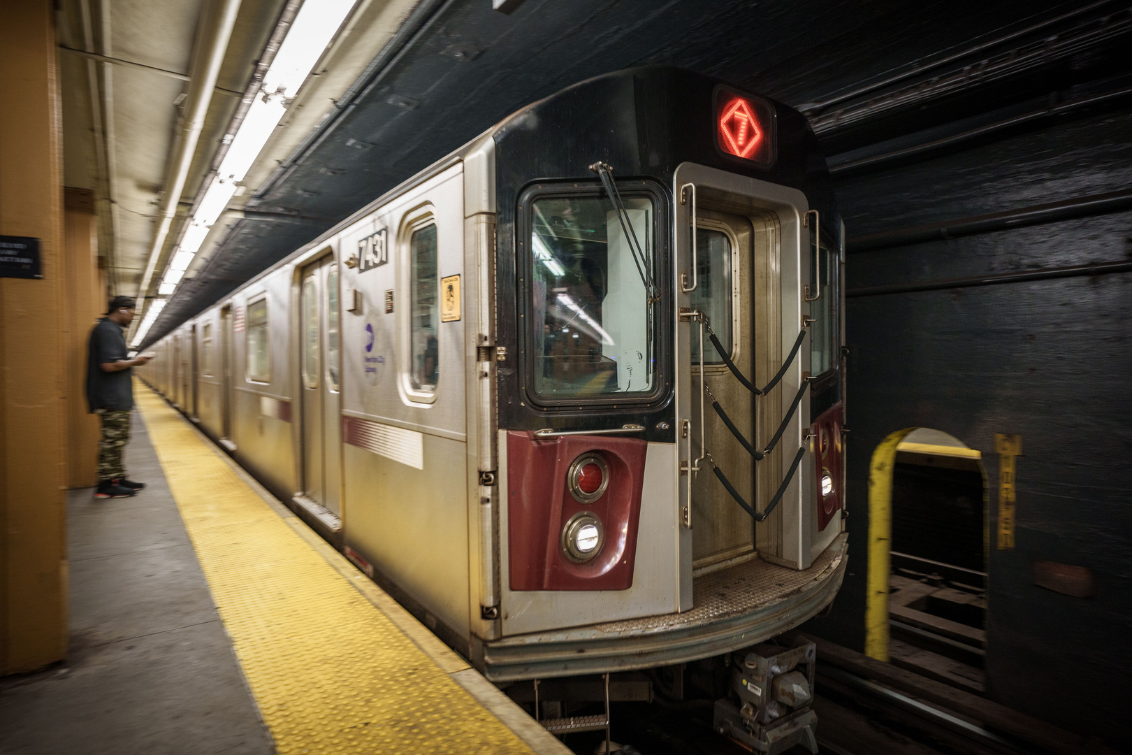مقتل فتاة وجرح 5 آخرين في إطلاق نار داخل مترو الأنفاق في نيويورك (فيديو)