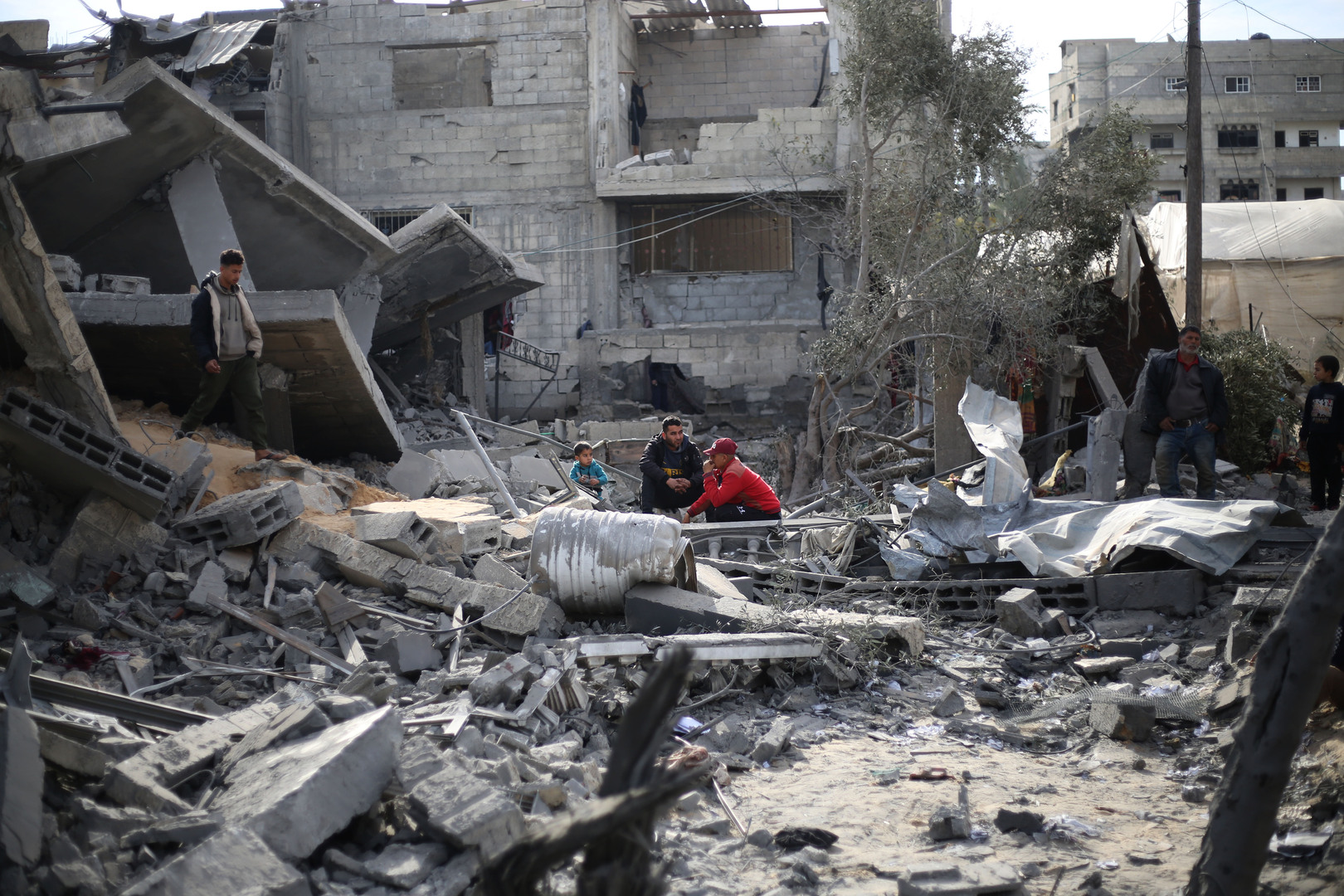 مقتل 18 فردا من عائلة واحدة بقصف إسرائيلي استهدف وسط قطاع غزة (فيديو)
