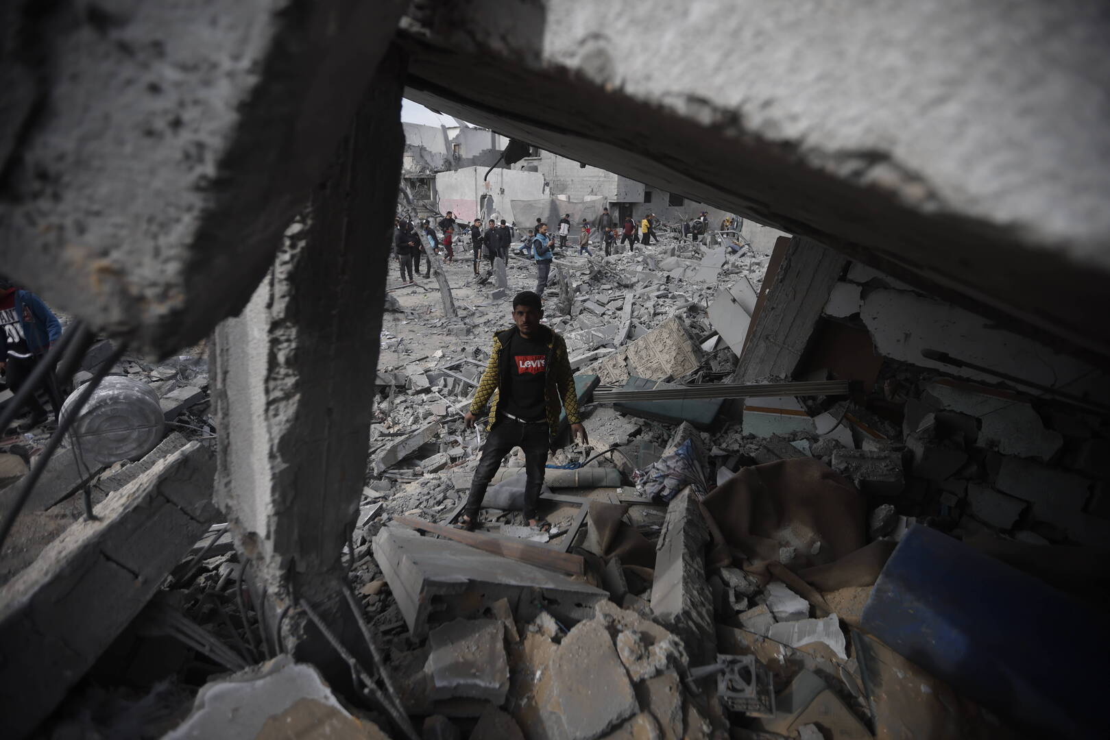 مقتل فنان فلسطيني شهير وعدد من أفراد أسرته بقصف إسرائيلي وسط غزة (صورة)