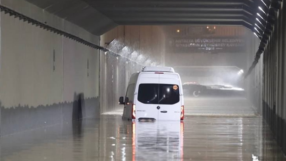 أمطار غزيرة تتسبب في فيضانات بأنطاليا التركية 