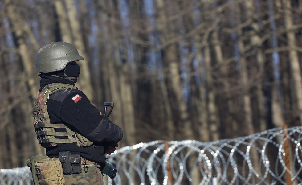 وزير دفاع بولندا يلمح إلى إمكانية زيادة عديد الجيش عبر 