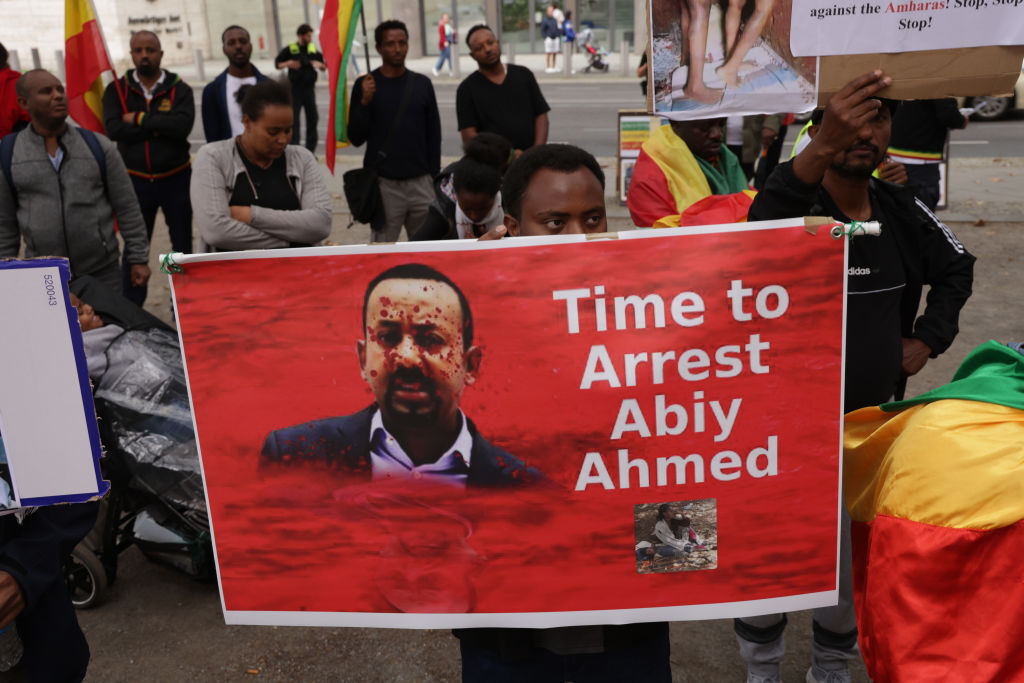 أنصار شعب الأمهرة يحتجون ضد رئيس الوزراء الإثيوبي أبي أحمد والعنف المستمر في منطقة أمهرة.