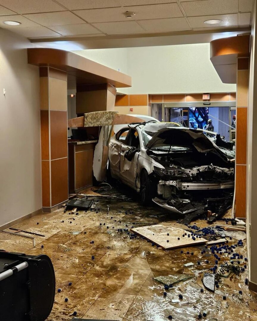 سقوط ضحايا بينهم أطفال في حادث اقتحام سيارة لمستشفى طوارئ بولاية تكساس (فيديو+صور)