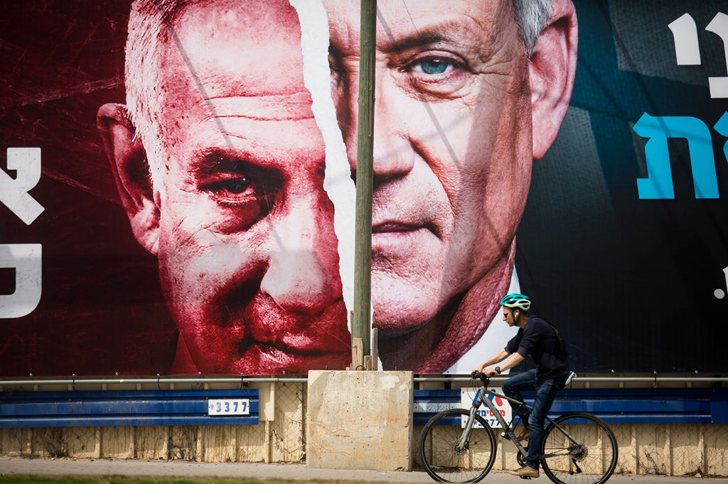 لوحة إعلانية تجمع رئيس الوزراء الإسرائيلي بنيامين نتنياهو ووزير الدفاع السابق بيني غانتس.