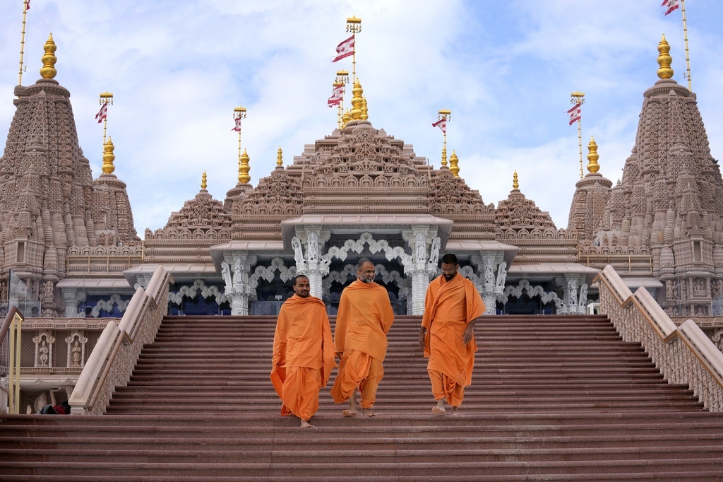 رهبان هندوس يسيرون على سلالم أول معبد هندوسي في أبو ظبي، الإمارات العربية المتحدة، في 12 فبراير 2024.