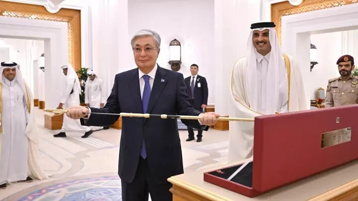 توكايف يتلقى سيف مؤسس دولة قطر من يد أمير البلاد