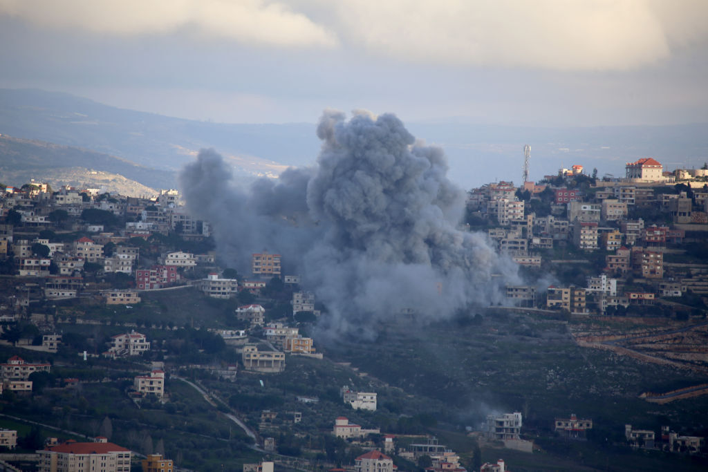 الجيش الإسرائيلي يعلن قصف مبان عسكرية وبنى تحتية لـ