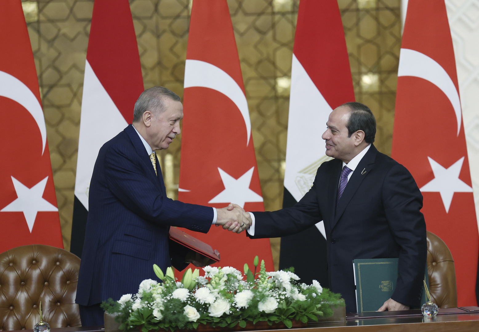 أردوغان يوجه رسالة لمصر على متن طائرته العائدة إلى تركيا