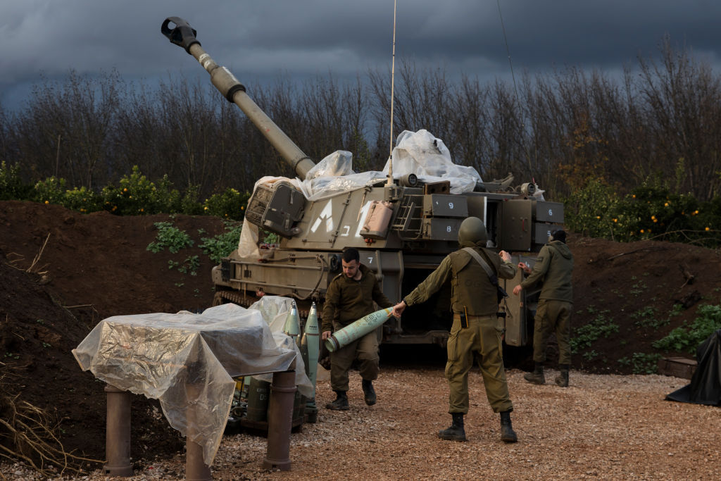 الجيش الإسرائيلي يعلن قصف مبان عسكرية وبنى تحتية لـ