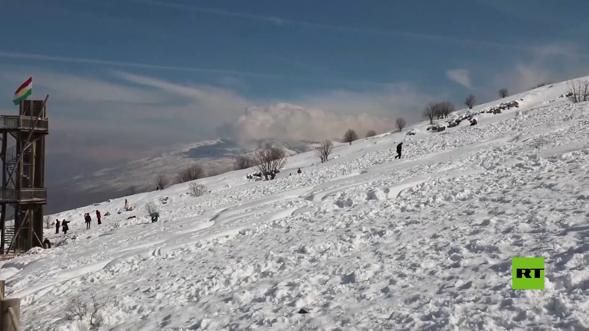 شاهد.. جبل كورك المغطى بالثلوج يجذب السياح المحليين من وسط وجنوب العراق