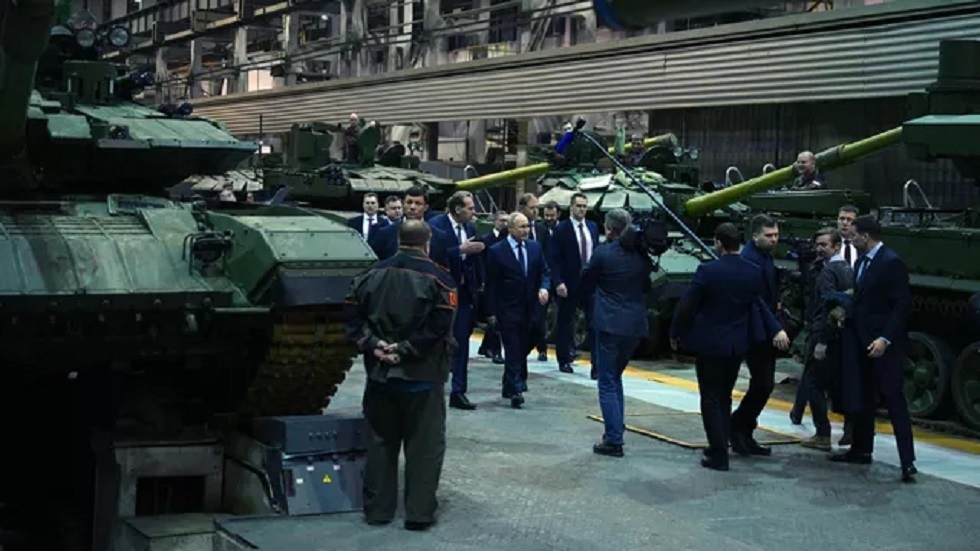 الرئيس الروسي فلاديمير بوتين خلال زيارة إلى مصنع 