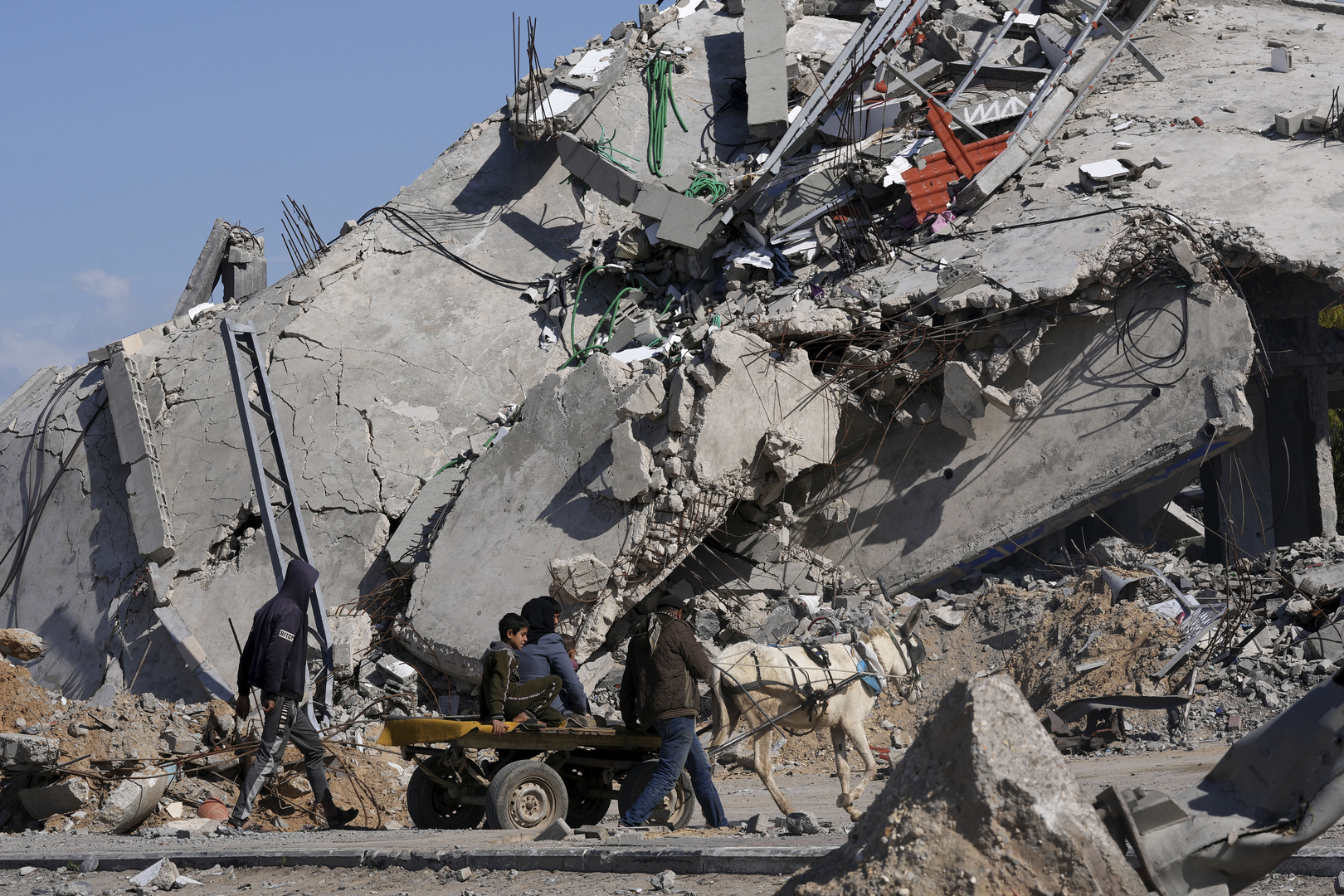 محلل إسرائيلي بارز: جيشنا ارتكب أعمال نهب وهدم غير مبررة في غزة