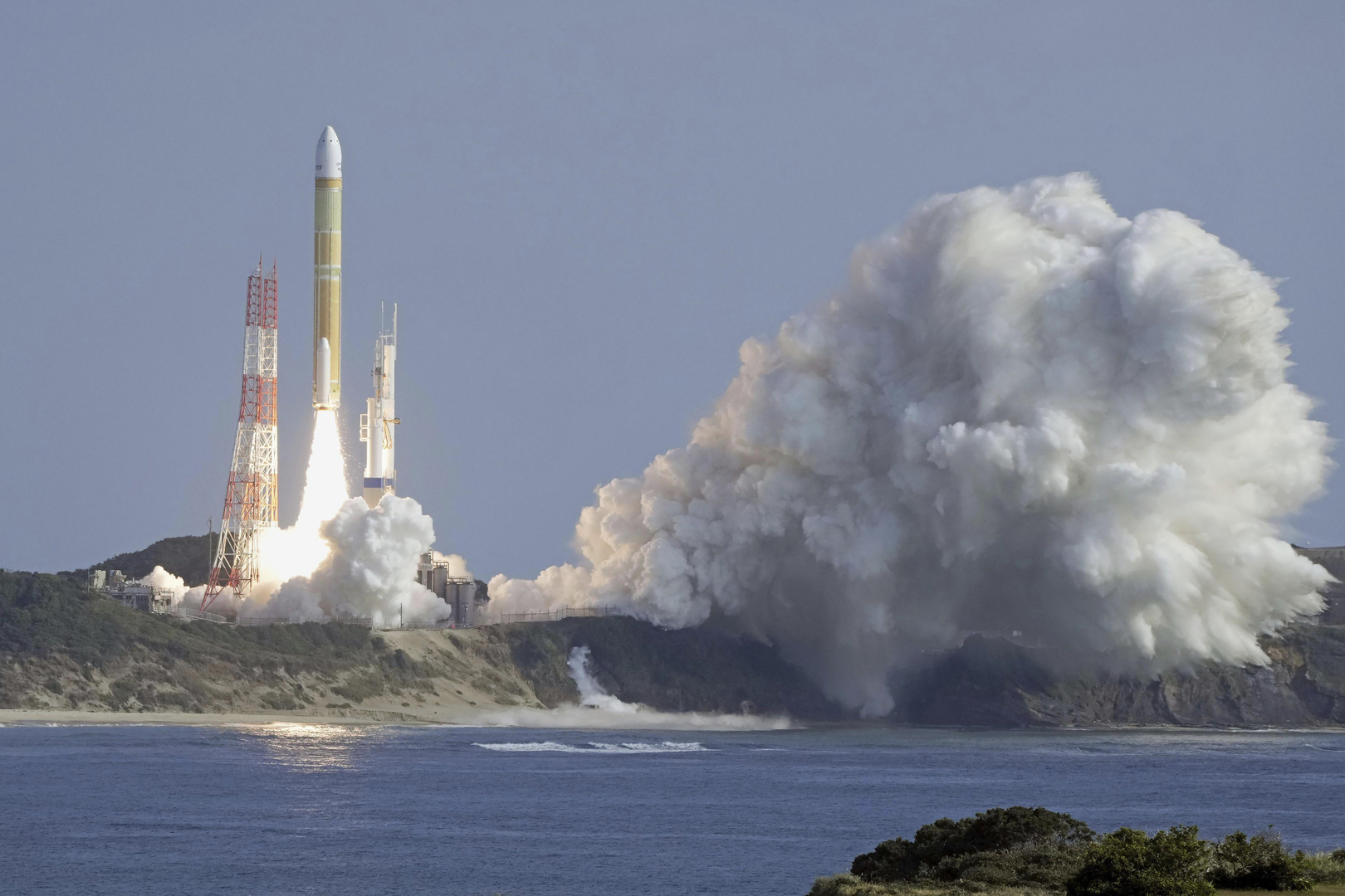 اليابان تنجح في إطلاق صاروخ جديد إلى الفضاء (فيديو)