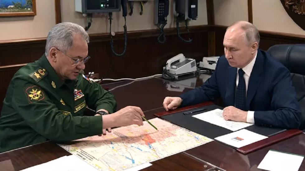 وزير الدفاع الروسي يبلغ الرئيس فلاديمير بوتين بفرض السيطرة الكاملة على مدينة أفدييفكا