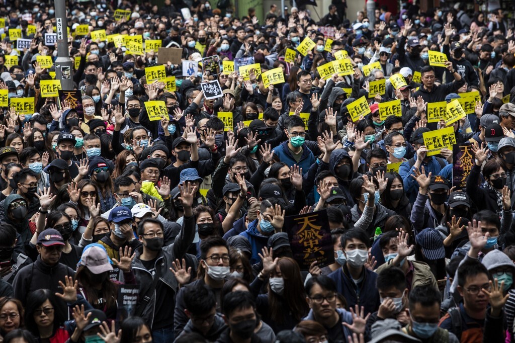 تجمع للمتظاهرين المؤيدين للديمقراطية في فيكتوريا بارك في منطقة خليج كوزواي في هونغ كونغ في 1 يناير 2020.