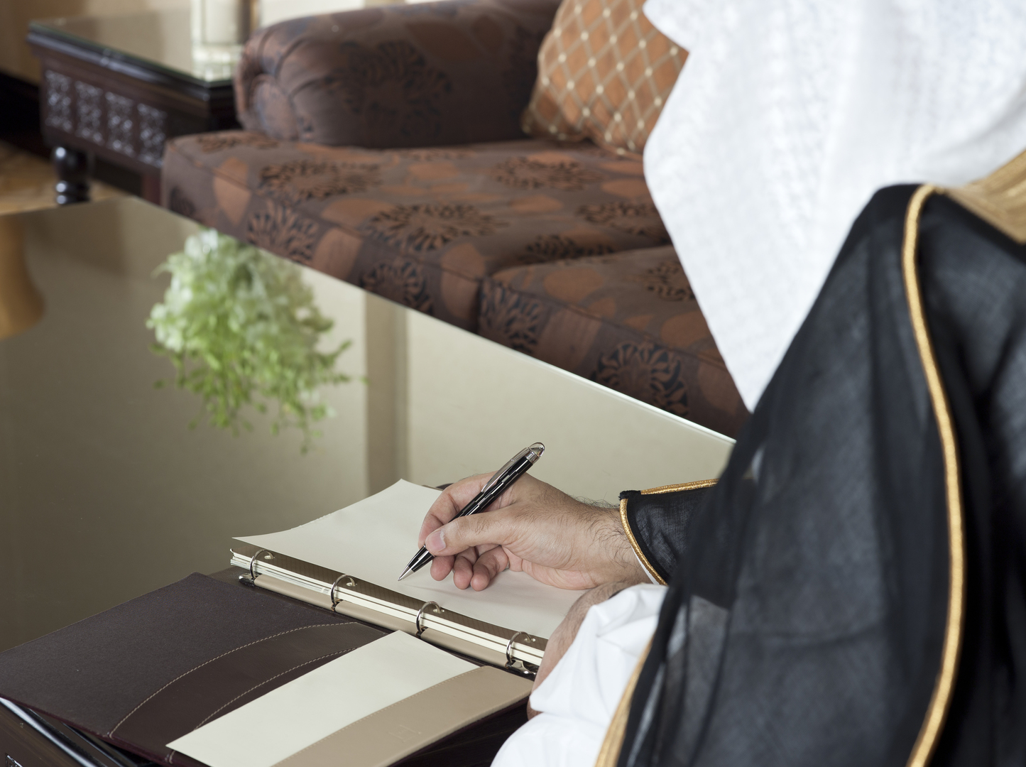 الفئات الملزمة لإرتداء البشت اثناء العمل - الأسباب الرئيسية وراء الالتزام بإرتداء البشت