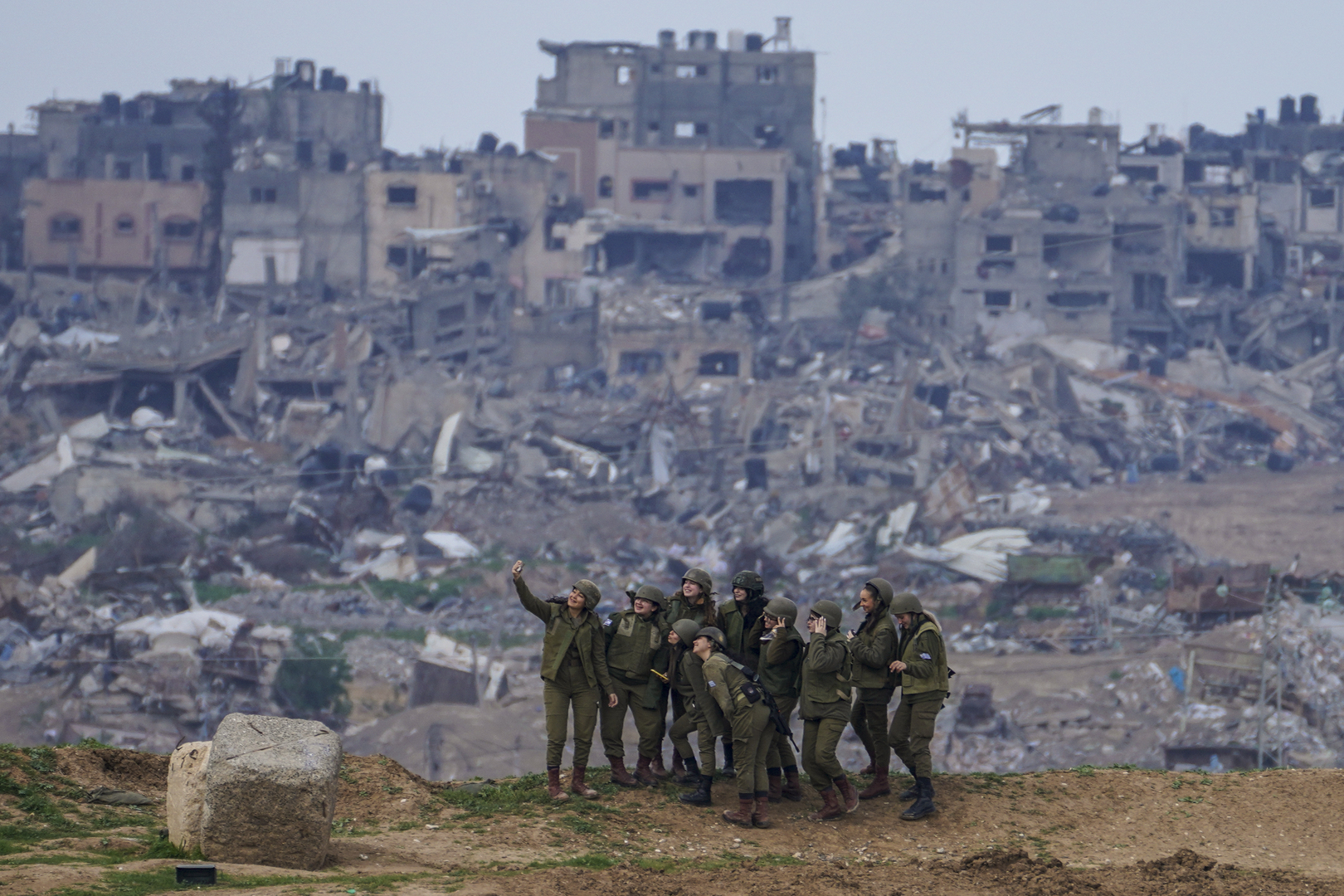مجندات إسرائيليات يلتقطن صورة تذكارية على حدود قطاع غزة