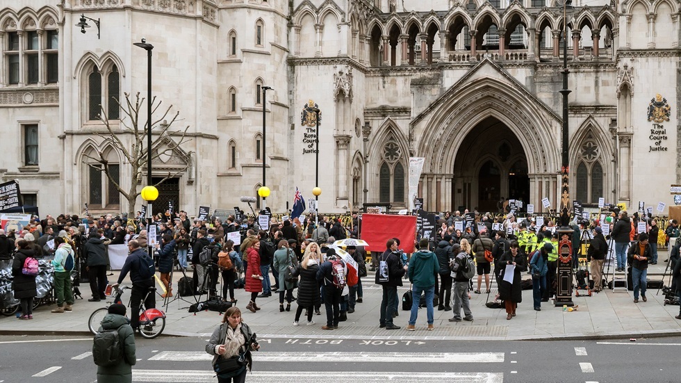 مظاهرة حاشدة أمام المحكمة العليا في لندن دعما لأسانج