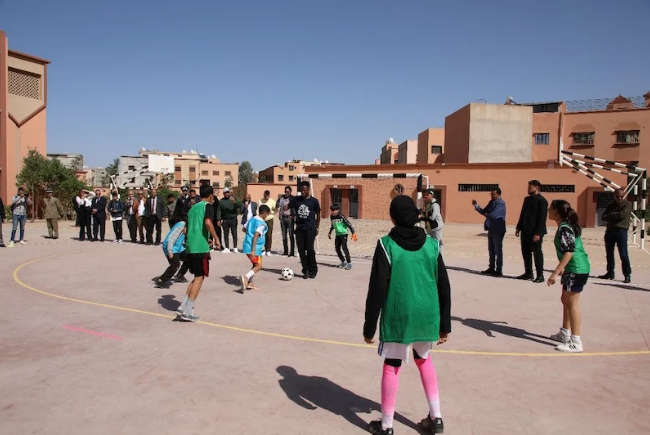 نجم ريال مدريد يلعب الكرة مع طلاب في مراكش (فيديو+ صور)
