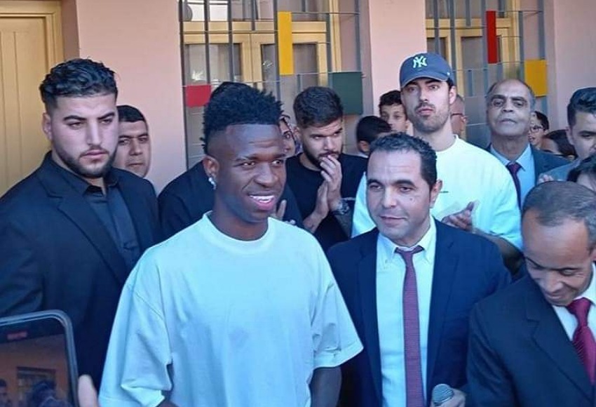 نجم ريال مدريد يلعب الكرة مع طلاب في مراكش (فيديو+ صور)
