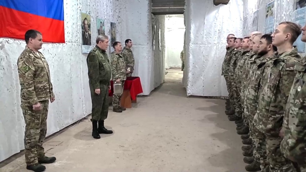 رئيس الأركان الروسي يقلّد أبطال تحرير أفدييفكا بالأوسمة والميداليات (فيديو)