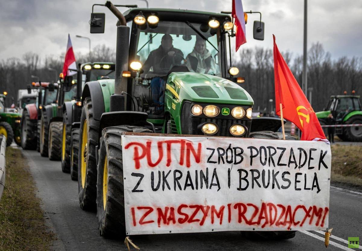 مزارع بولندي يرفع لافتة على جراره كتب عليها: 