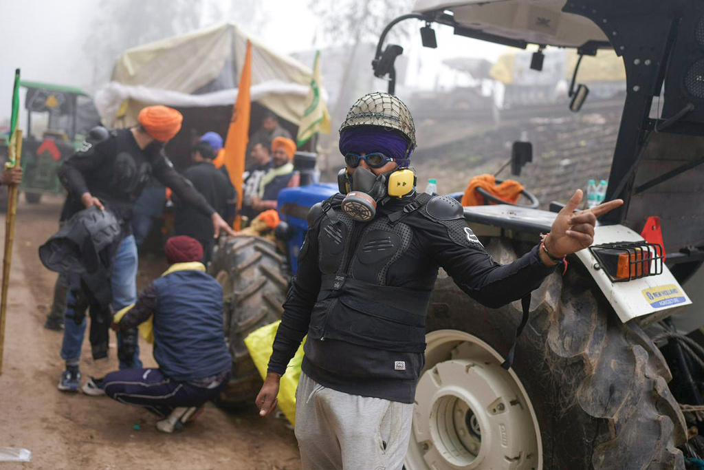 الشرطة تستخدم الغاز المسيل للدموع ضد المزارعين المحتجين في الهند الشرطة تستخدم الغاز المسيل للدموع ضد المزارعين المحتجين في الهند