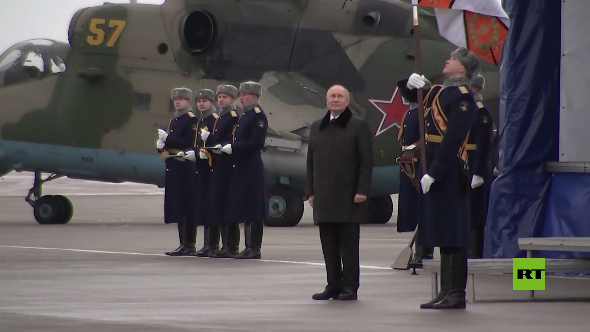 بوتين يمنح وحدات القوات الجوية الفضائية أوسمة الدولة (فيديو)