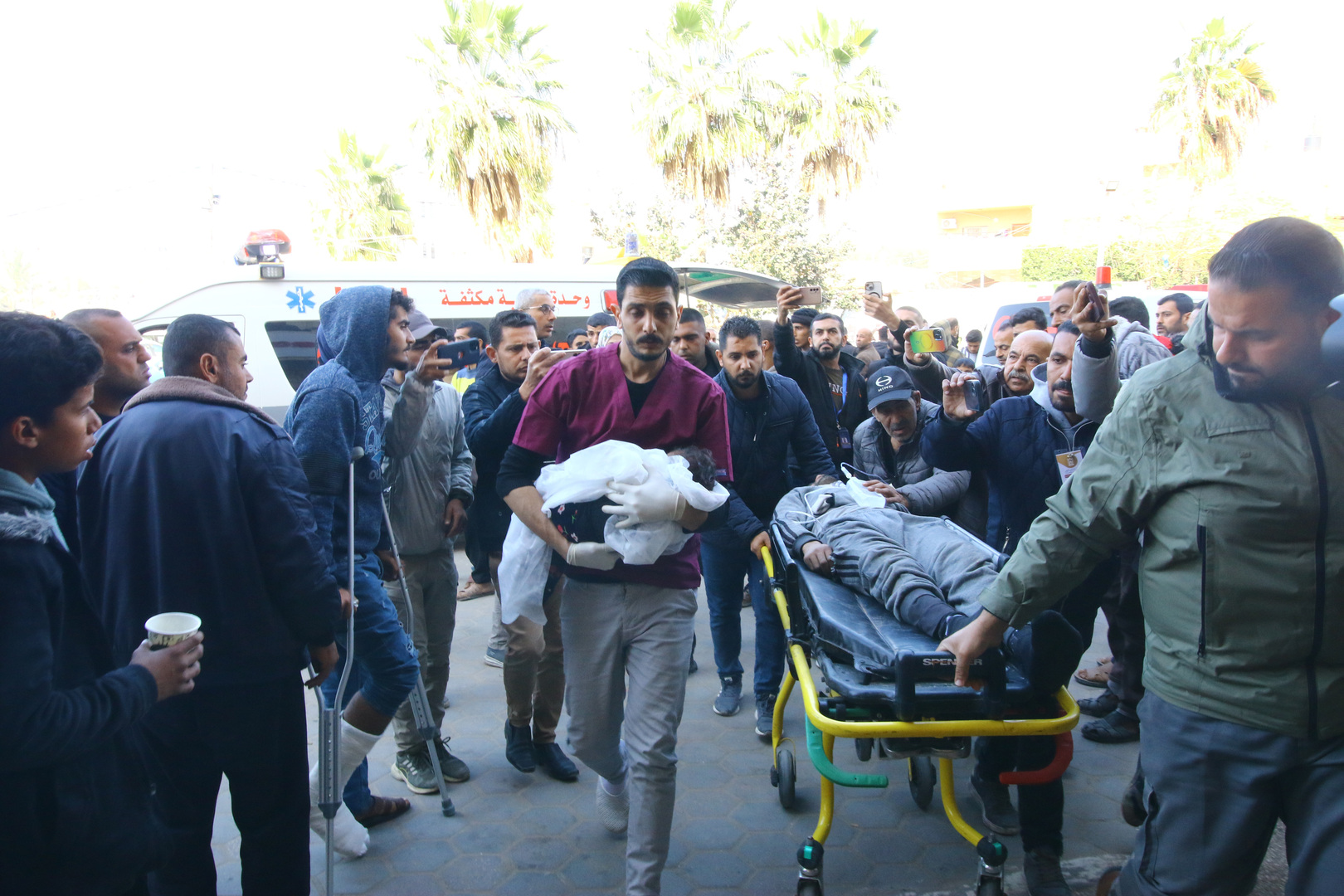 الصحة الفلسطينية: الوضع في مجمع ناصر الطبي يشكل خطرا على حياة الطواقم الطبية والمرضى