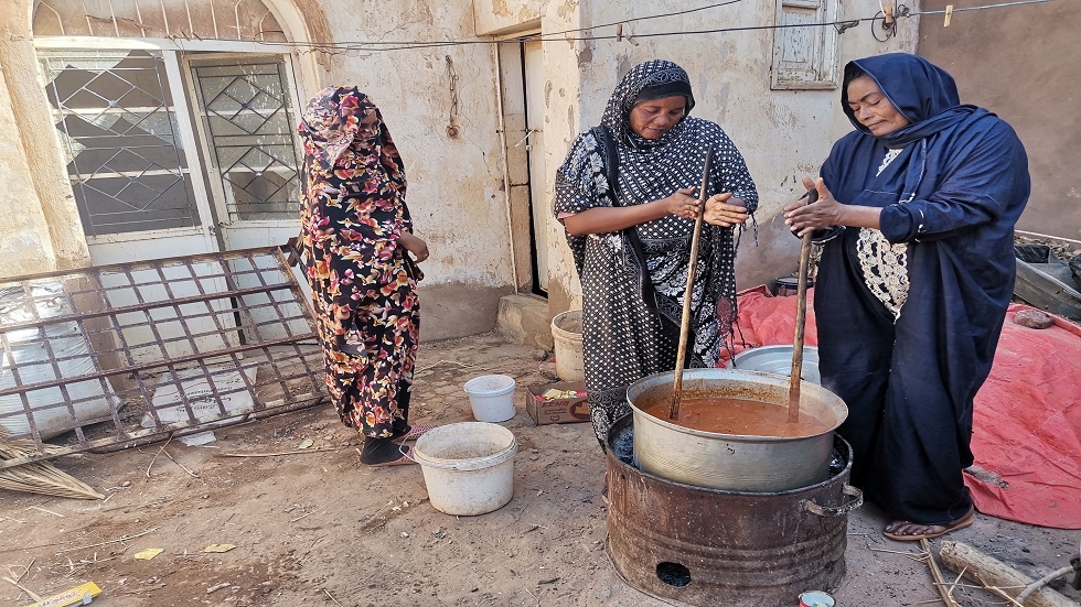 متطوعون يطبخون الطعام للتوزيع المجاني في أم درمان - صورة تعبيرية