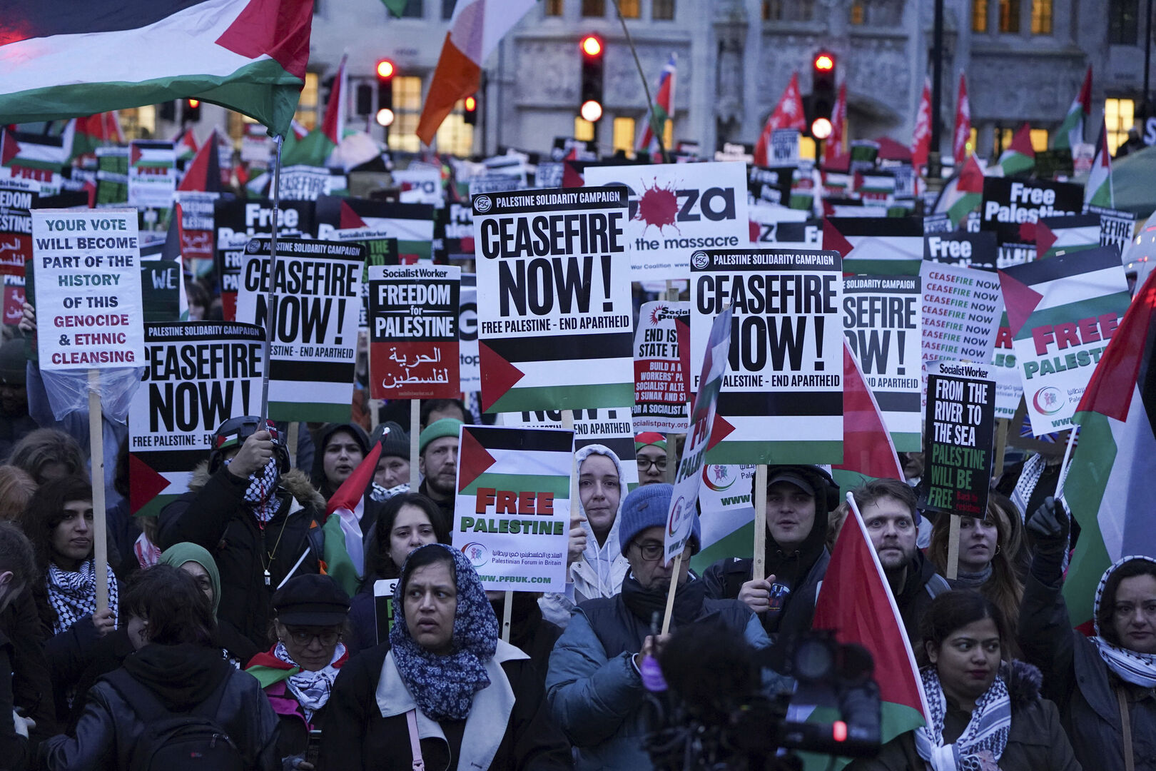 فوضى في مجلس العموم البريطاني أثناء التصويت على 3 قرارات بشأن غزة (فيديو)