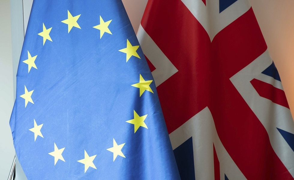 علم الاتحاد الأوروبي وعلم بريطانيا،  صورة رمزية لخروج بريطانيا من الاتحاد الأوروبي.