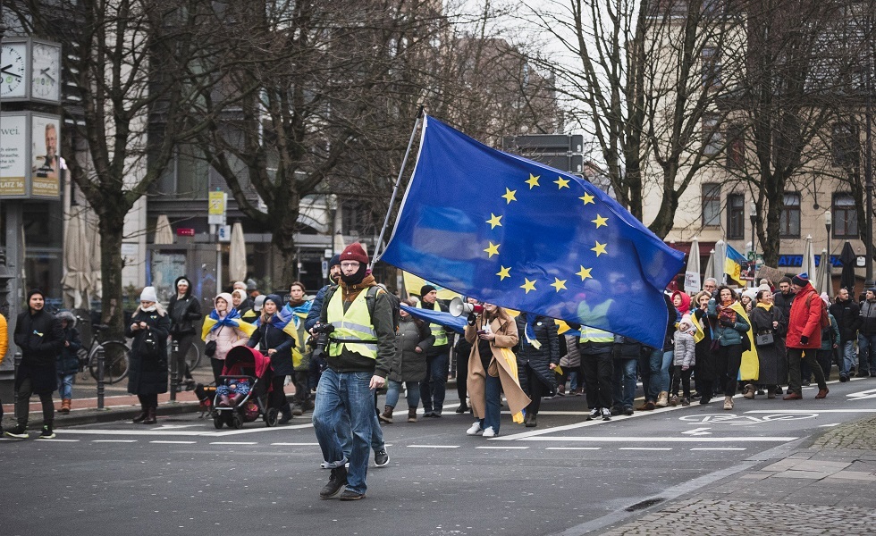 مظاهرات تحمل علم الاتحاد الأوروبي وأوكرانيا في ألمانيا.