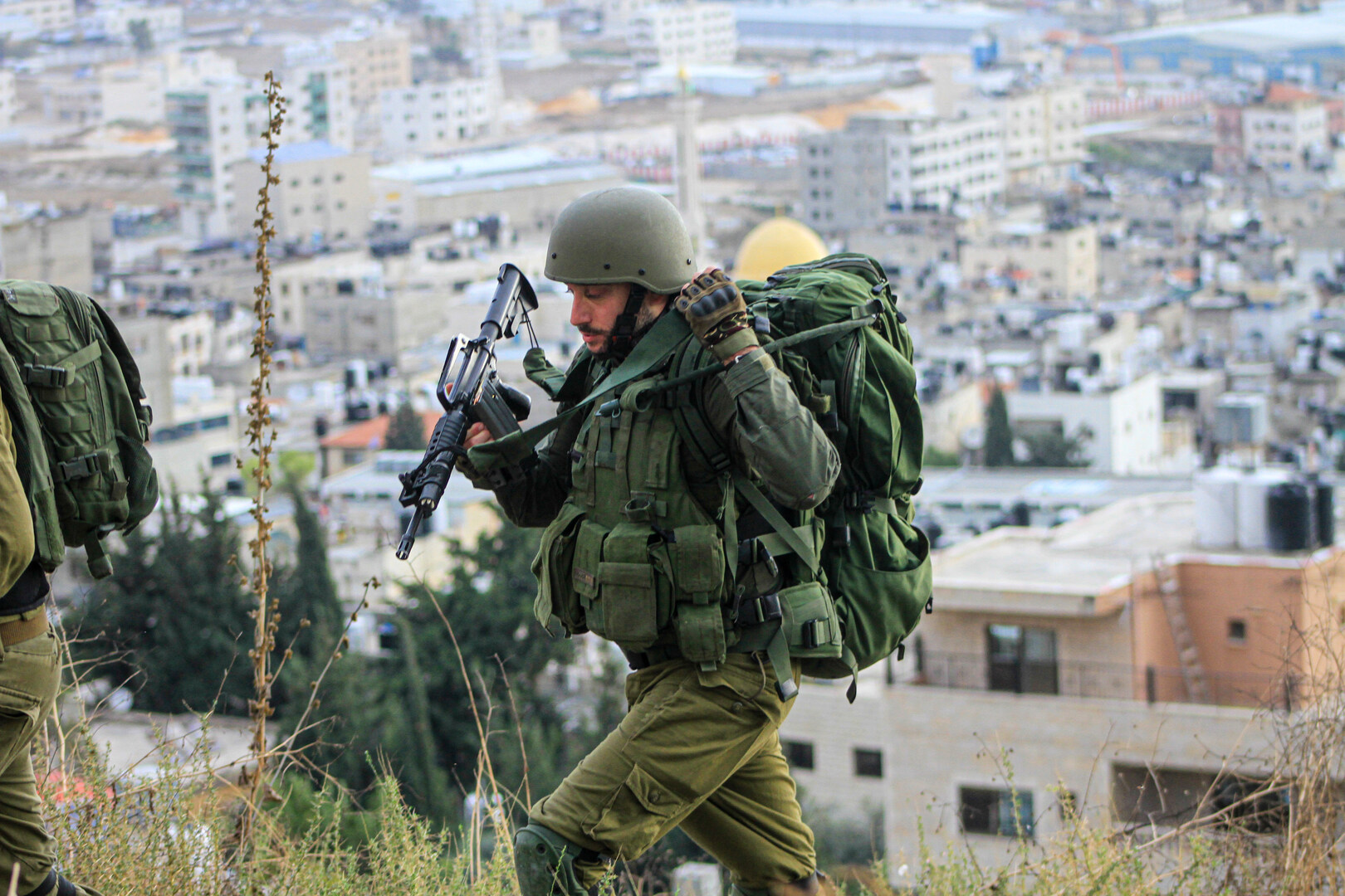 الجيش الإسرائيلي يقتحم منازل منفذي عملية القدس