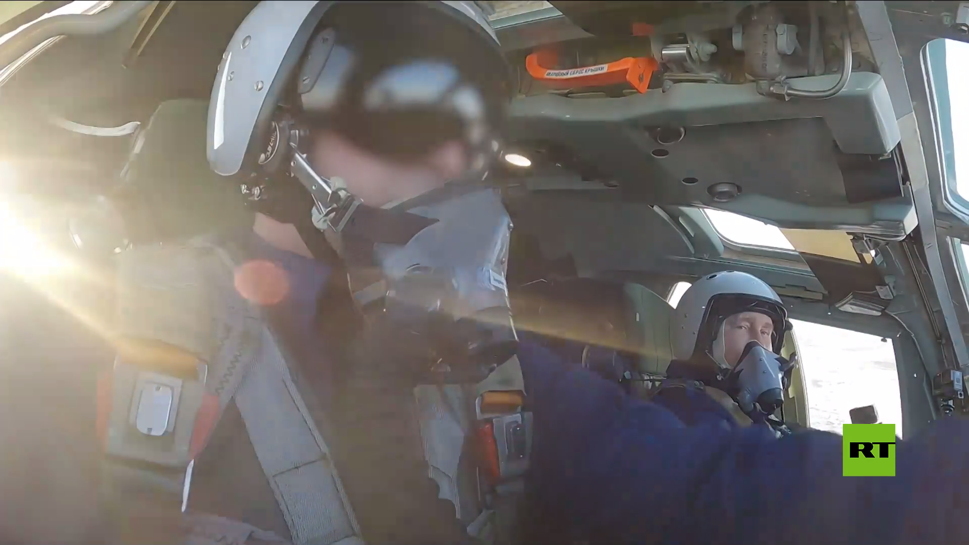 شاهد بالفيديو.. بوتين يحلق في قمرة طيار قاذفة تو-160 الاستراتيجة الروسية