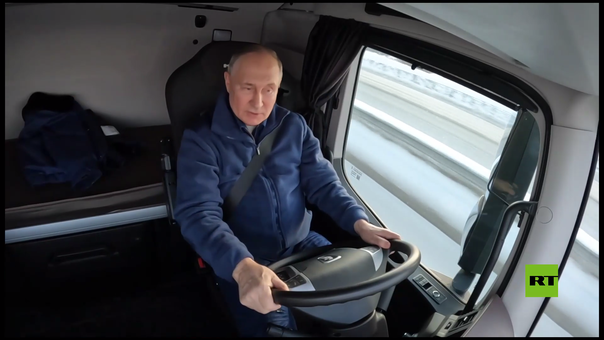 بالفيديو.. بوتين يقود شاحنة 