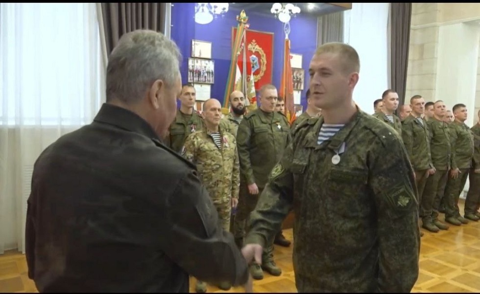 شويغو يهنئ العسكريين الروس بيوم "حماة الوطن" ويكرم المشاركين في العملية الخاصة
