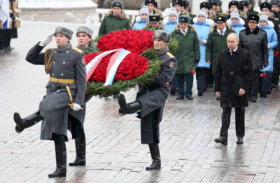 بوتين يضع إكليلا من الزهور عند ضريح الجندي المجهول في موسكو