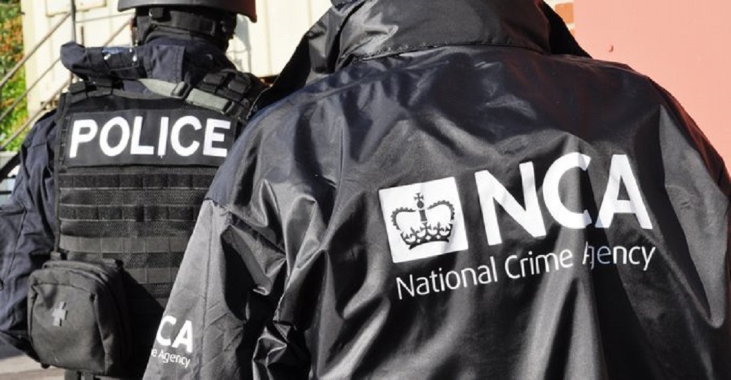 عناصر من الوكالة الوطنية لمكافحة الجريمة في المملكة المتحدة